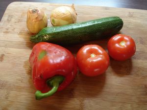 travers de porc avec des brochettes de légumes