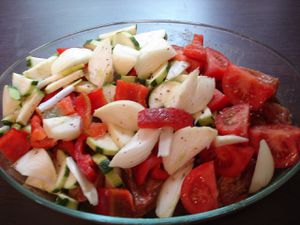 travers de porc avec des brochettes de légumes