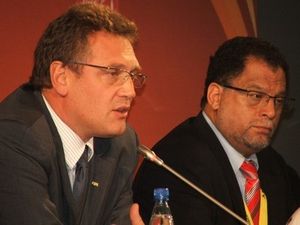 Jérôme Valcke, au premier plan, le 23 février - Pierrick Lieben 2010 Valcke et Jordaan