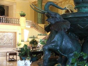 Un éléphant au milieu des porcelaines - Pierrick Lieben 2010 Un éléphant au milieu des porcelaines