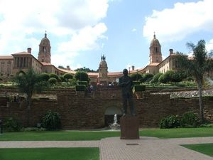 James Hertzog - Pierrick Lieben 2010 zHertzog devant Union Buildings