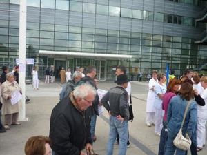 Rassemblement-devant-l-hopital-de-Mantes-12JPG.JPG