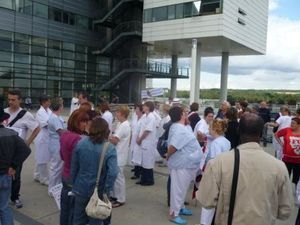 Rassemblement-devant-l-hopital-de-Mantes-14JPG.JPG