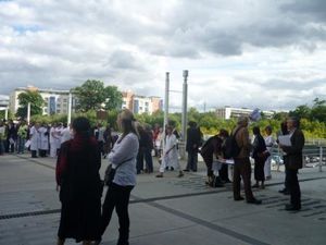 Rassemblement-devant-l-hopital-de-Mantes-7.JPG
