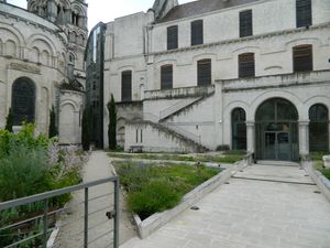 Musee-d-Angouleme--precede-d-un-bouquet-003.JPG
