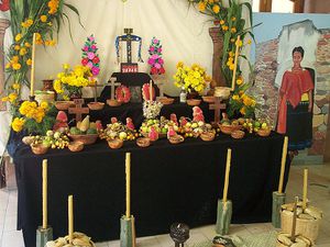 800px-Mexico-Day_of_the_Dead_altar.jpg