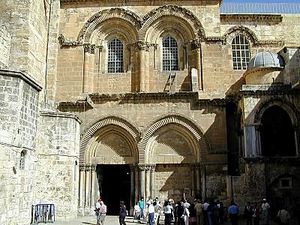 Entree_de_l_eglise_du_Saint_Sepulcre_TB_N033100.jpg