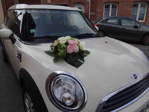 mariage: décoration florale de la voiture