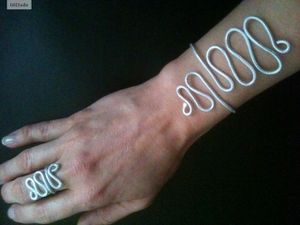 bracelet-et-bague-serpentin-tattoo.jpg