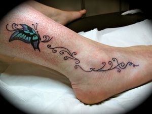 Tatouage Papillon sur la cheville et Arabesques sur le pied. Le