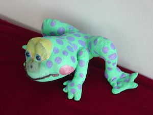 grenouille en tissu vert pastel et pois parme