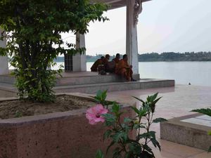des moines méditent au bord du Mékong