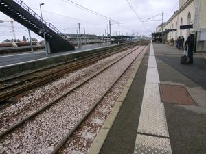 Ballasts et traverses sont arrivés en gare de la Roche sur Yon. 