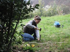 Sandrine-au-tracage-du-potager.JPG