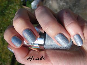 Catrice HAUTE FUTUR C01 Eletrix Blue 2