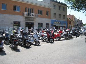 non je n'ai pas un magasin de vespa mais bien un parking