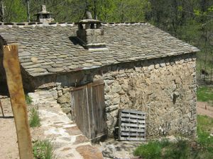 b) LOZERE 104