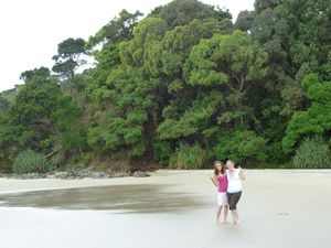 51 Tanja und ich am Main Beach von Byron Bay