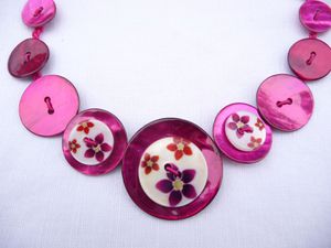 collier rose fuchsia détail
