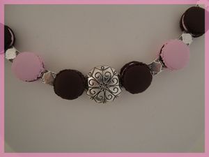 collier-macarons-rose-pale-et-choc--perles-metal-autre-vu.jpg