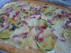 pizza-courgette-roquefort-lardons.JPG