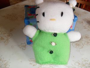 hello-kitty-avec-sa-robe-verte-009.JPG