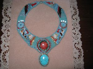 collier brodé turquoise corail perles et nacre