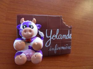 Badge fimo vache violette tablette chocolat YOLANDE