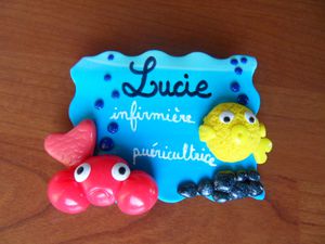 Badge fimo aspect eau et poissons rigolos LUCIE