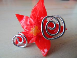 Bague fleur rouge en fimo et fil alu