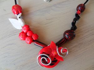 Collier fimo fleurs diverses noires, rouges blanches