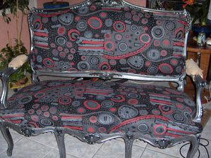 canape et meuble rouge sur site. (14)