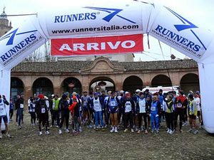 La partenza di una precedente edizione della Maratona della Pace sulle sponde del fiume Lamone