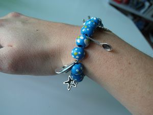 bracelet breloque bleu