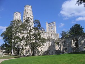 800px-Abbaye_de_Jumieges.jpg