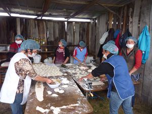 Préparation d'empanadas, à la fête de Quelquel, à Chilo