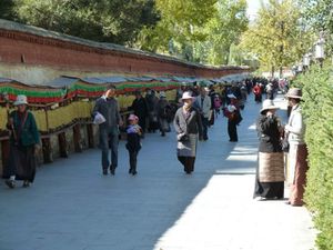 Lhasa Potala pelerins