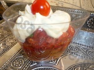 caviar aub salade tomate fraise crème fraidoux ciboulette