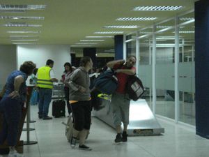 arrivée d'Emilie & Mathieu à l'aéroport de Barcelona (1)