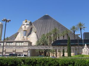 Le Sphinx est de même taille que le vrai et la pyramide est la reproduction exacte de celle de Gizeh en Egypte... 2013-6 4213
