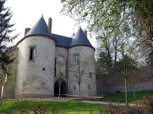 800px-Lucheux_chateau_-entree-_1.jpg