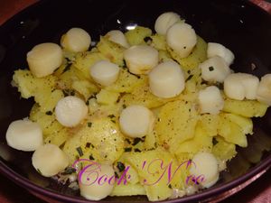 Grande salade de pommes de terre et de pétoncles à l'estragon