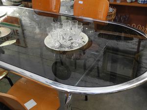 table plateau en verre fumé, piètement chromé