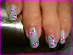 nail art fleur : rose facile