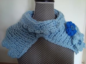 Cache-cou en laine - Cache-épaule - Col - Snood tricoté en côtes - Écharpe  avec fleurs au crochet avec des boutons - Tons gris - De fil en aiguille de  maille en maille