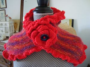 Cache-cou en laine - Cache-épaule - Col - Snood - Écharpe avec fleurs au  crochet - Rouge - De fil en aiguille de maille en maille