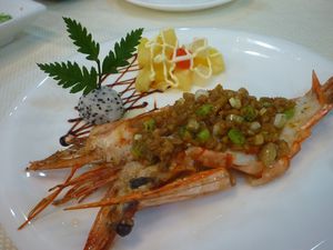 Delicieuse langoustine grillée avec petite sauce piquante et ciboulette