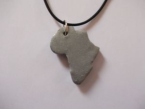 CAFR1.81B/Collier AFRIQUE Perle grise Fil élastique noir 5€