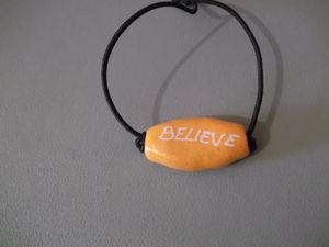 BRBLV1.42B/Bracelet BELIEVE Recto Verso perle orange Fil élastique noir 3€