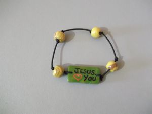 BRJLVYJ2.M25B/Bracelet JESUS LOVES YOU perle marbrée Fil élastique noir 4€